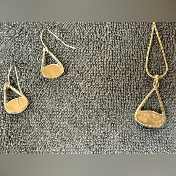 Chic Silver and Green Earrings - Picture 4 of 4